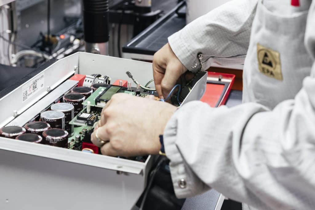 Nouveau chez Rexel : service de réparation pour onduleurs et bornes de recharge